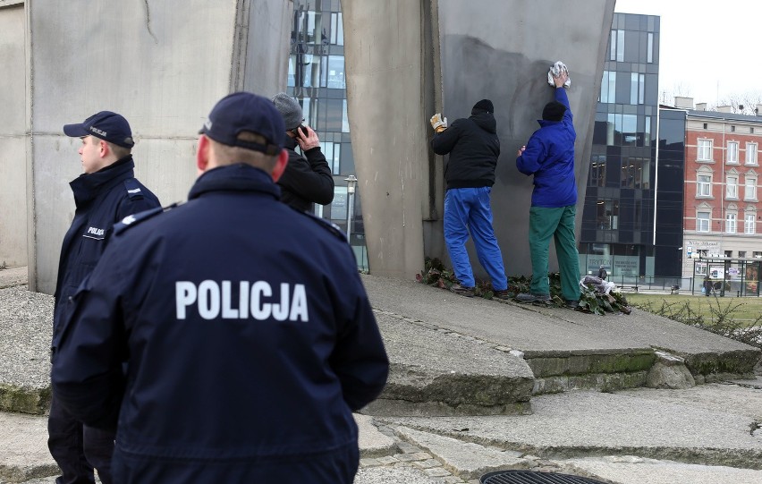 Napisy usunięto jeszcze tego samego ranka, a równocześnie...