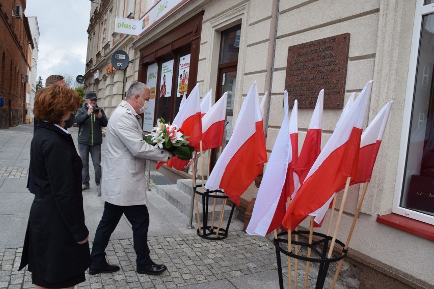 Delegacja miasta składa kwiaty