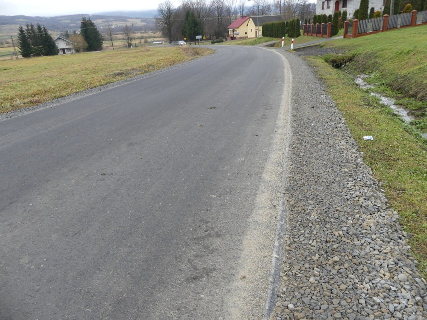 Prawie 400 metrów drogi w Nienaszowie doczekało się naprawy. Kierowcy poczują różnicę [ZDJĘCIA]