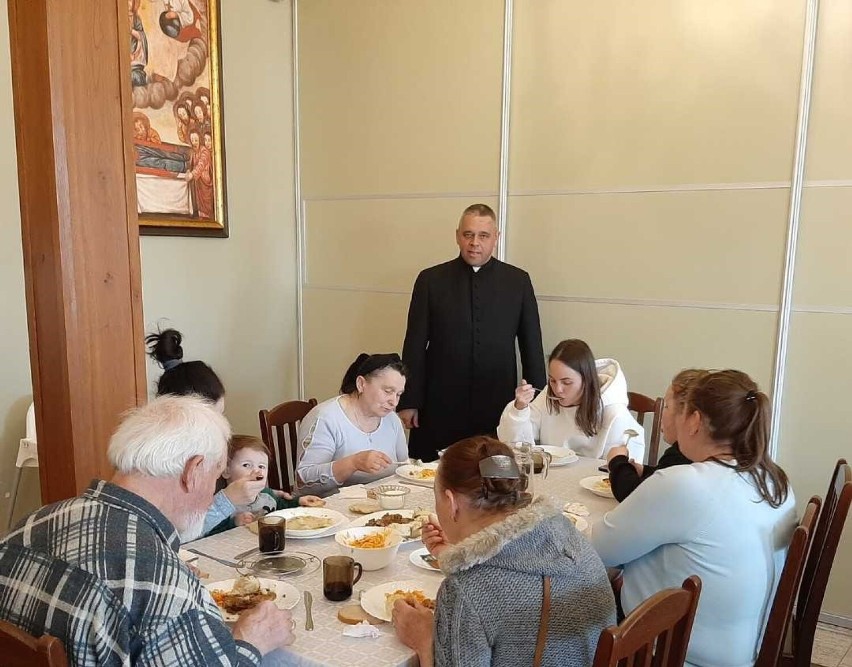 Ks. Piotr Jurczak w czasie posiłku z gośćmi z Ukrainy