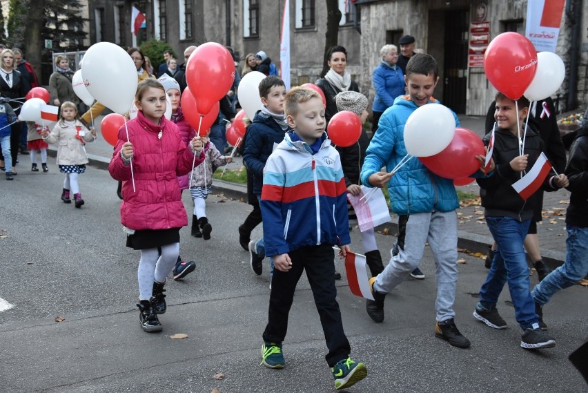 Setki osób na ulicach Chrzanowa. Tak przed dwoma laty świętowano 100. rocznicę odzyskania przez Polskę niepodległości [ZDJĘCIA]