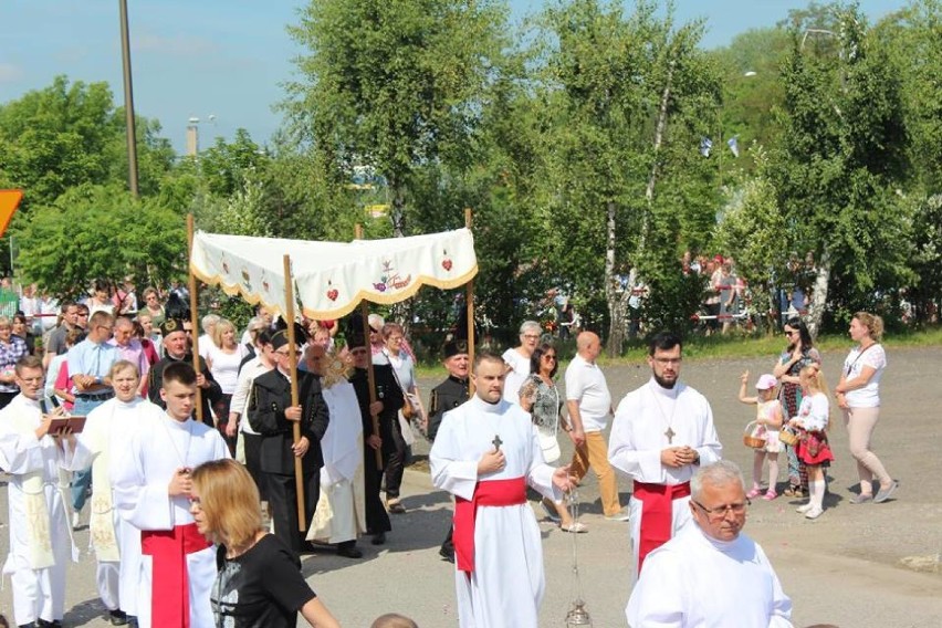 Procesja Bożego Ciała przeszła ulicami Żor z parafii Miłosierdzia Bożego - ZDJĘCIA