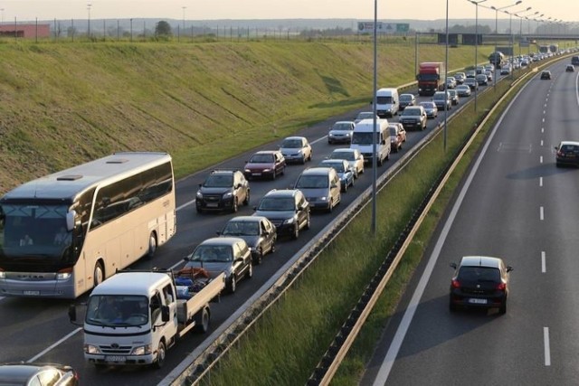 Po zderzeniu 3 samochodów na autostradzie A4 w Mysłowicach powstał ogromny korek