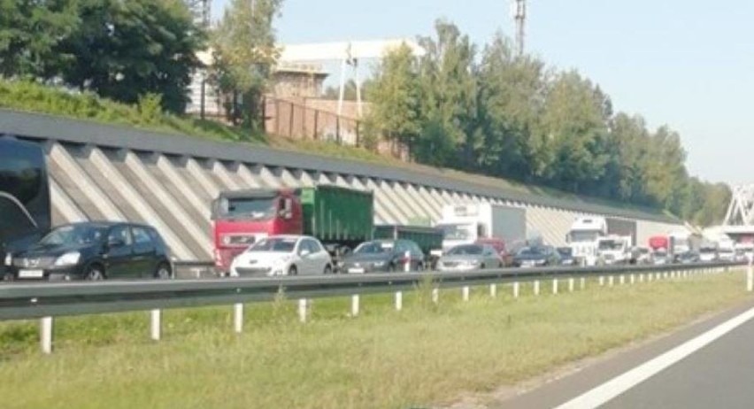Po zderzeniu 3 samochodów na autostradzie A4 w Mysłowicach...