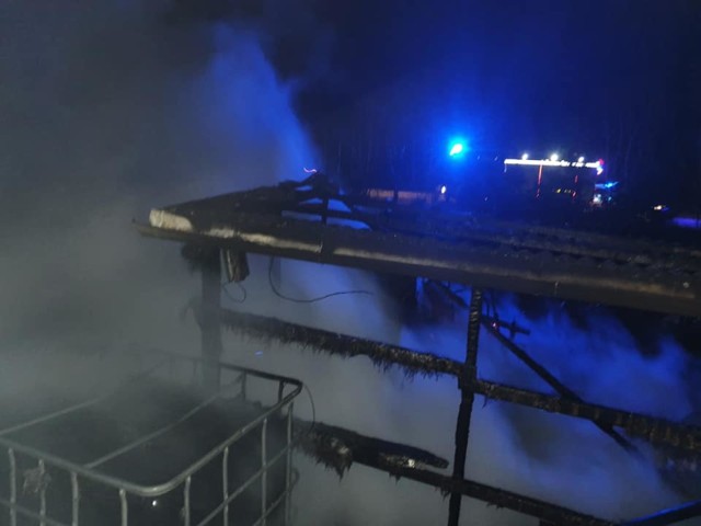 Strażacy gaszą pożar altanki