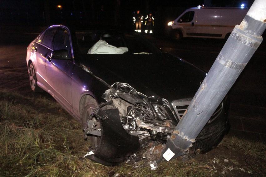 Mercedes rozbił się na latarni. Wypadek na ul. Krakowskiej w Łodzi