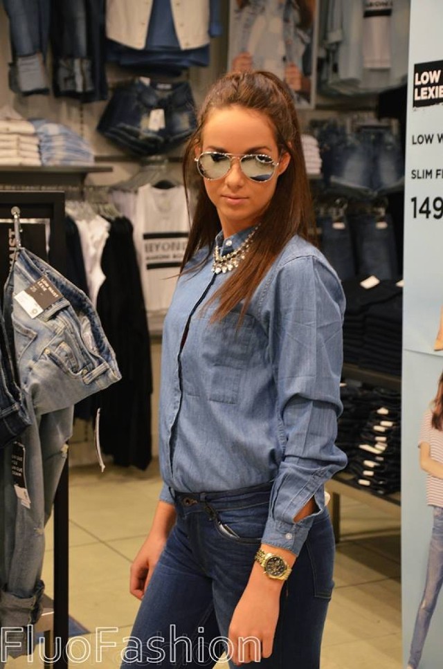 Połączenie różnych odcieni jeansu jest bardzo modne w tym sezonie!! Zastanawiasz się czy można nosić jeans z jeansem !! Oczywiście, że tak- pamiętaj tylko o jednej ważnej zasadzie-ciemniejsze spodnie i jaśniejsza koszula lub na odwrót. Do tego czarna klasyczna ramoneska, oraz okulary pilotki, które dopełniają klimat w całym ubiorze. Nie może zabraknąć biżuterii, która dodaje kobiecości.

Modelka: Paulina Borcz
Stylizacja: Ewa Stochaj, Monika Taranczewska
Ubrania: sklep „CUBUS”
Jeansy: 129,00zł
Koszula: 129,00zł
Ramoneska: 199,00zł
Okulary: 29,00zł
Naszyjnik: 19,90zł