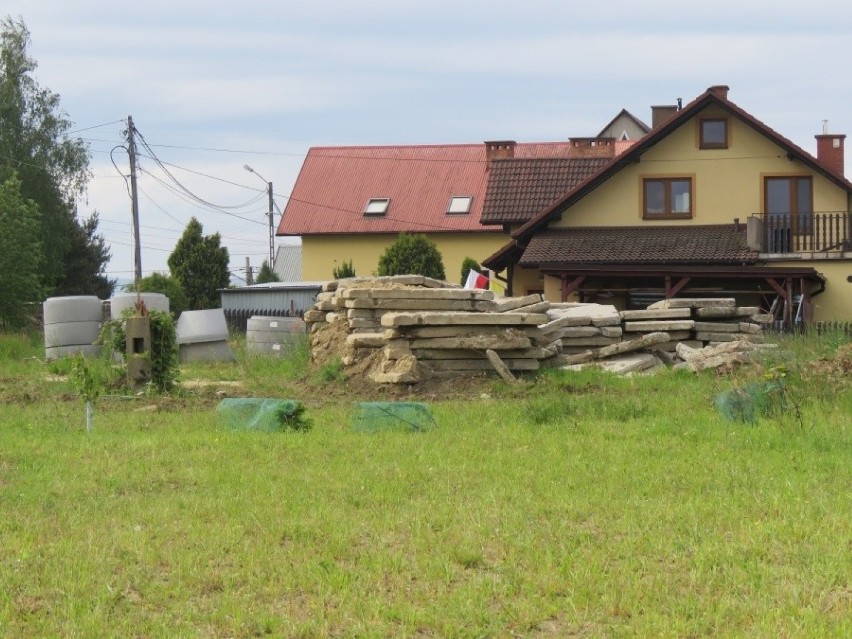 Tomice. Na tych łąkach stanąć miały za rok nowe bloki. Z...