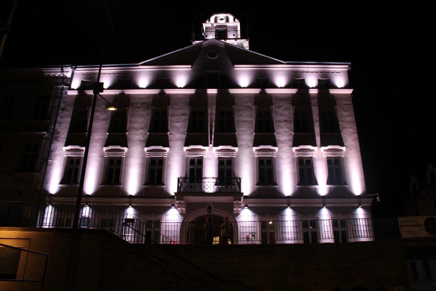 Gorlicki ratusz w iluminacjach, które zapowiadał burmistrz. To finał prac związanych z rewitalizacją zabytkowego magistratu