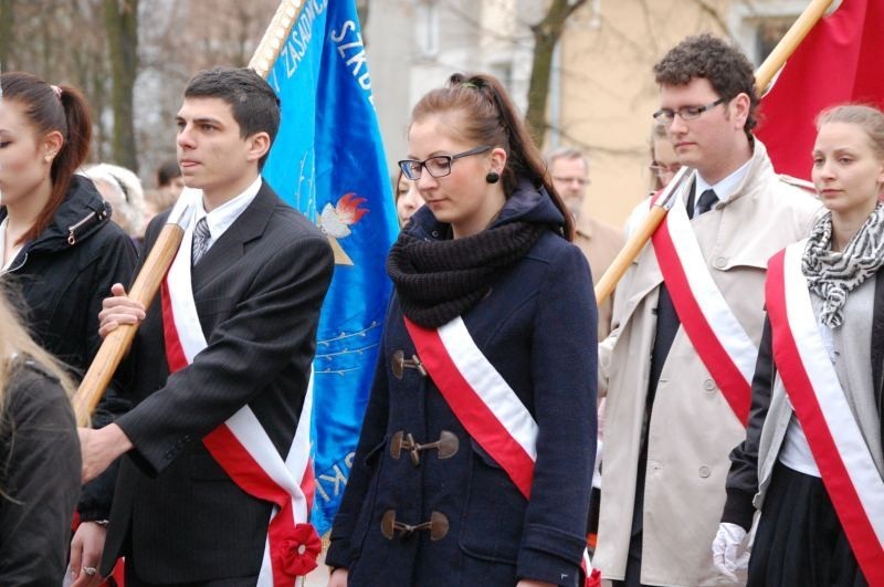 Kwidzyn: Przemarsz ulicami miasta i wspólne śpiewanie pieśni patriotycznych z okazji Święta 3 Maja