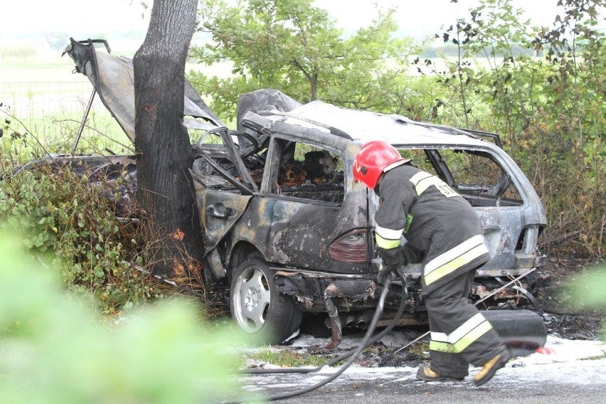 Według ustaleń policji, oba samochody jechały w przeciwnych...