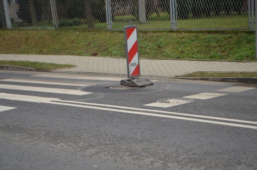 Głogów: Popękany asfalt przy studzienkach na ulicy Rudnowskiej. Kierowcy, uważajcie. 
