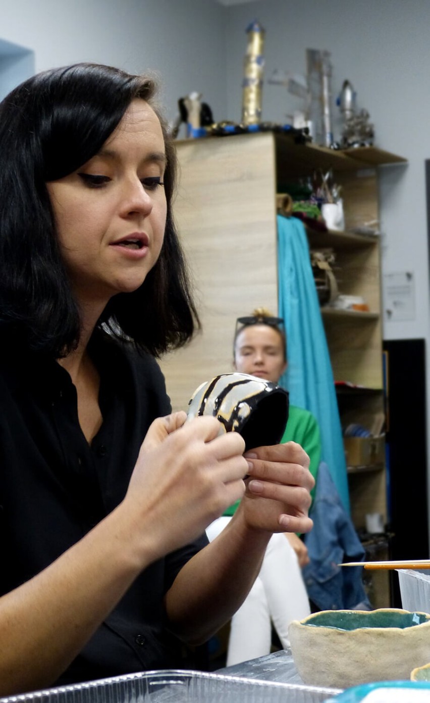 Ilona Djoniziak podczas warsztatów ceramicznych