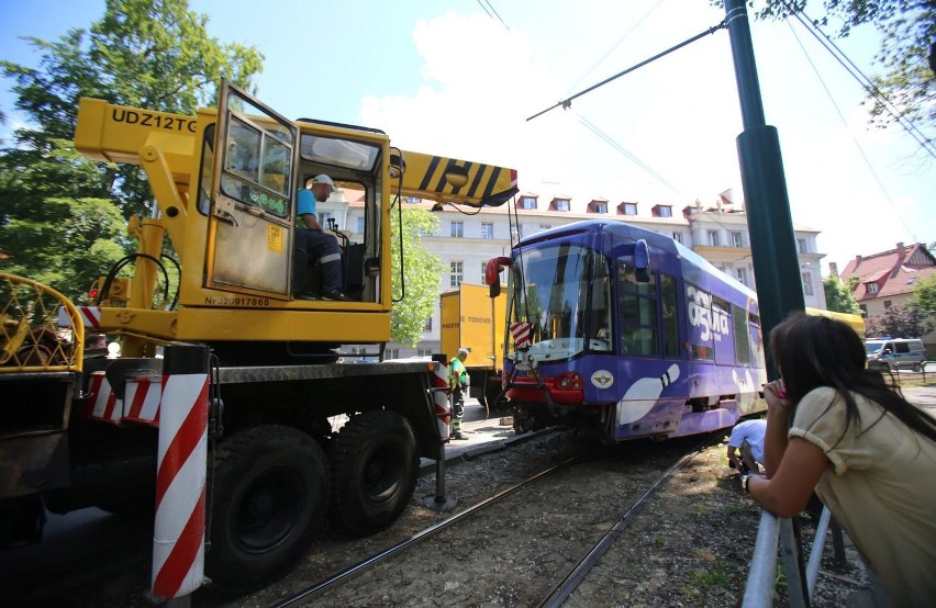 Przez upał... Karlik wypadł z torów i uderzył w samochód [ZDJĘCIA]. W Katowicach na Korfantego wykoleił się tramwaj