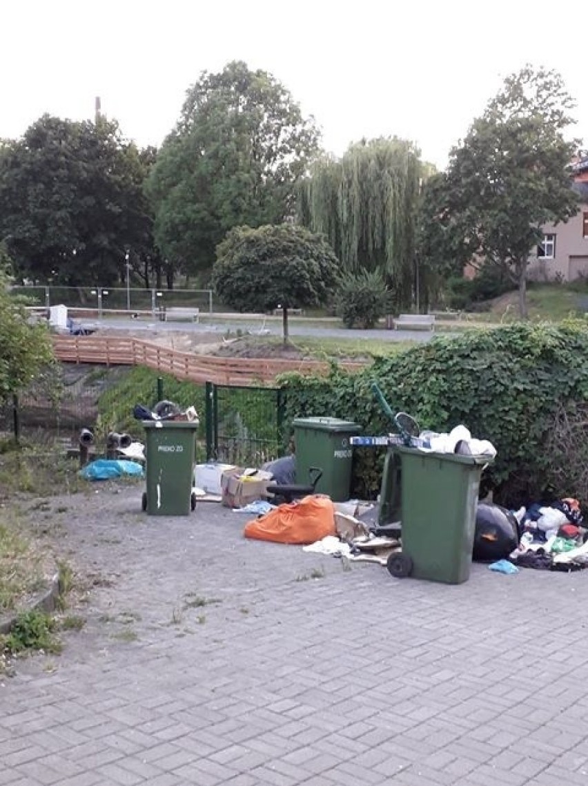 Przy ulicy Sowińskiego śmieci wysypują się z kontenerów i...