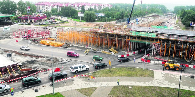 Zakończenie prac budowlanych na rondzie miało już trzy terminy. Teraz mówi się o październiku 2011 r.