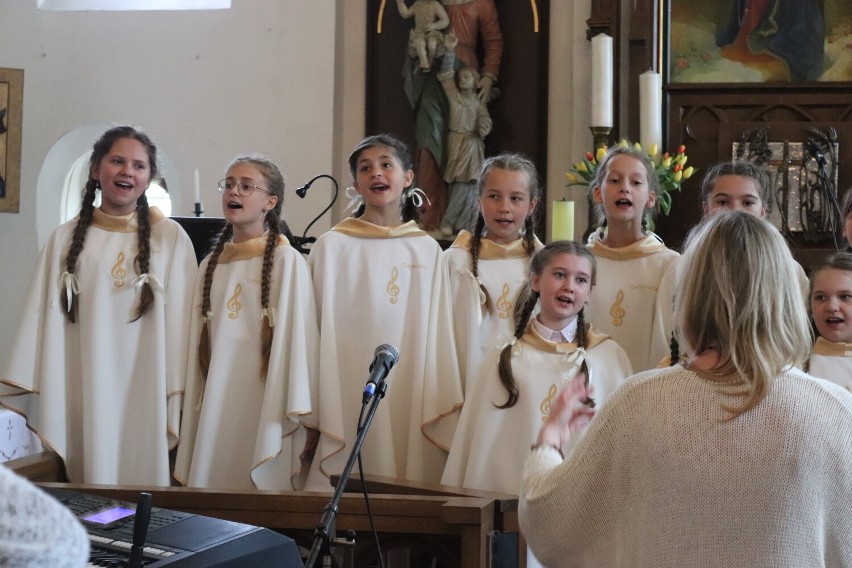 W Kmiecinie odbył się XIII Festiwal  Pieśni Religijnej. Wystąpiło 200 wykonawców