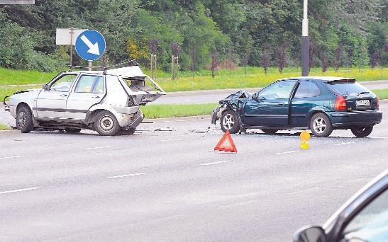 Trzy samochody zderzyły się w sobotę przed południem na al. Jana Pawła II, przy skrzyżowaniu z ul. Flatta w Łodzi.