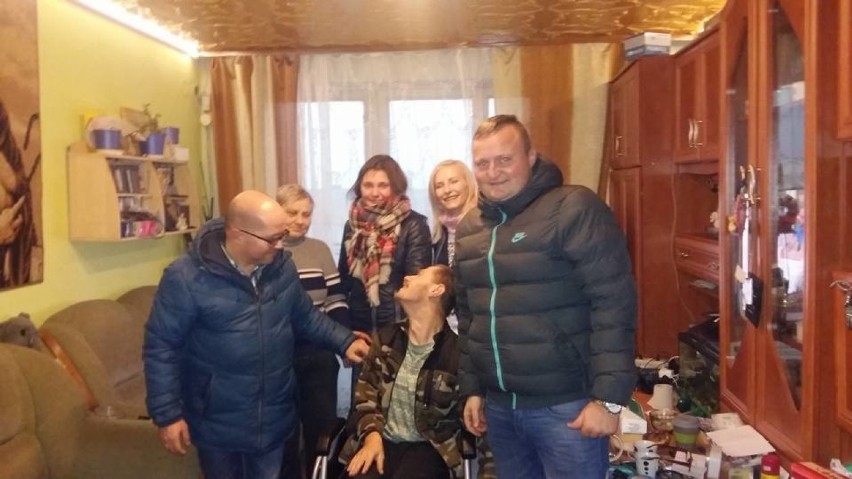 Myszków: Zebrali pieniądze i kupili nowy wózek panu Rafałowi, który został okradziony w Mikołajki