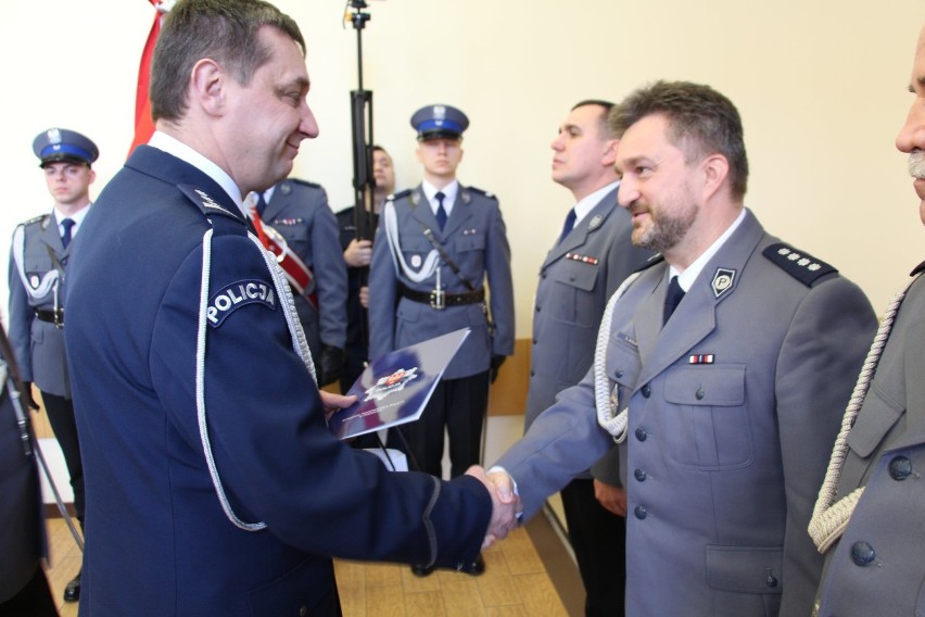 Funkcjonariusz policji nadkom. Krzysztof Kula z Ostrowa Wielkopolskiego po latach spędzonych w mundurze przeszedł na emeryturę