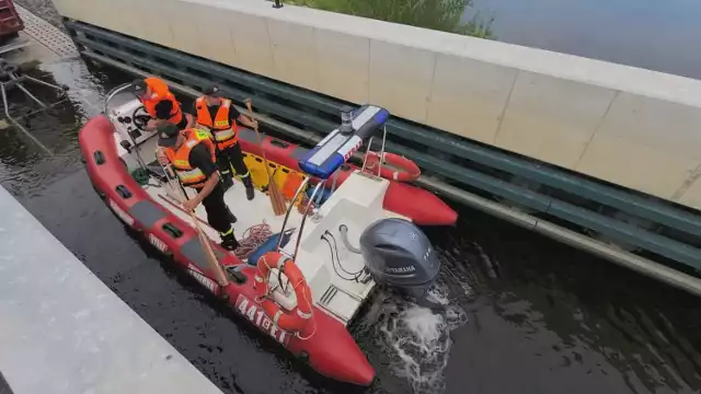 Grudziądzcy strażacy w nowym slipie testowo zwodowali jedną ze swoich łodzi. Odbyło się to bez problemów.