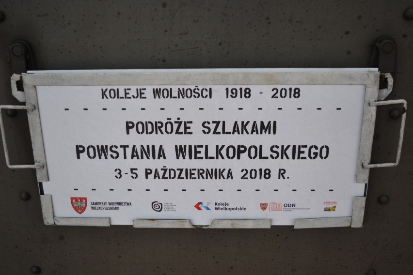 Koleje Wolności. Pociąg retro wjechał na stację w Ostrowie Wielkopolskim