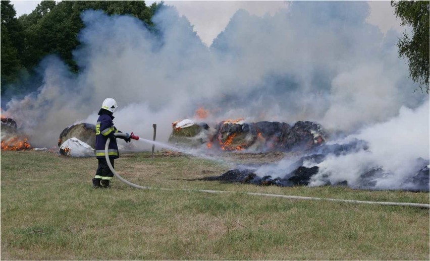 Pożar wielkich bel słomy w Plucicach w gminie Gorzkowice