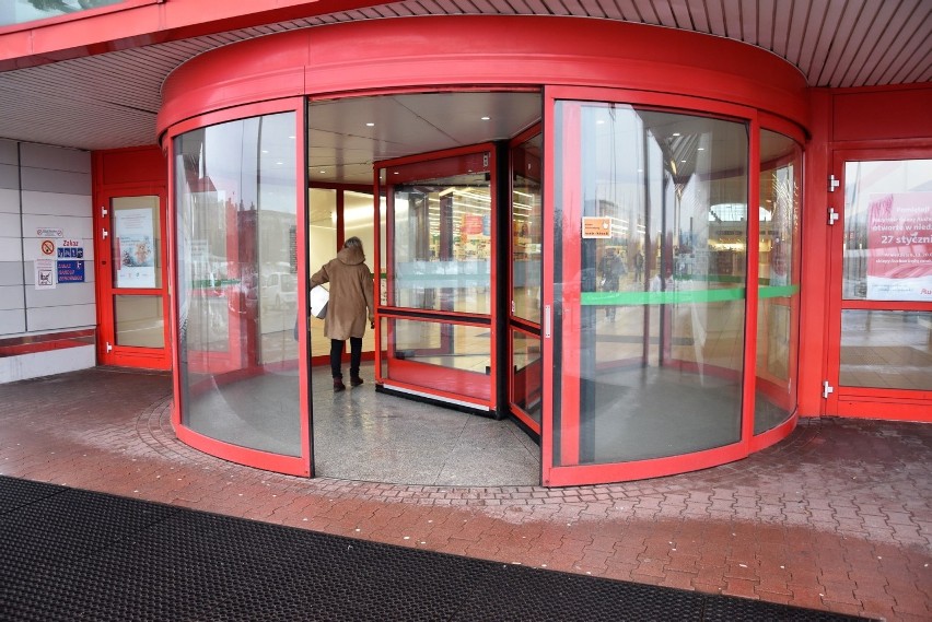 Drzwi do marketu Auchan na os. im. AK w Opolu najpierw były...