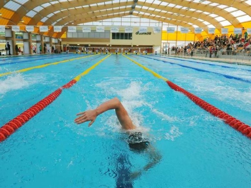 Kryta pływalnia w Drzonkowie oferuje basen sportowy z 4...