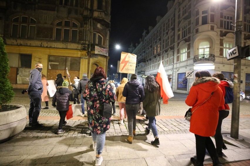 Strajk Kobiet w Bytomiu. Panie spacerowały ulicami miasta....