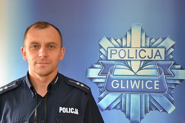 Były Posterunek Policji w Wielowsi
tel. 32 3008572 lub 3008550

asp. Arkadiusz Nowak (rejon nr 1)
miejscowości: Świbie, Radonia, Dąbrówka, Wiśnicze

asp. Lesław Konopka (rejon nr 2)
miejscowości: Wielowieś, Kieleczka, Czarków, Zacharzowice