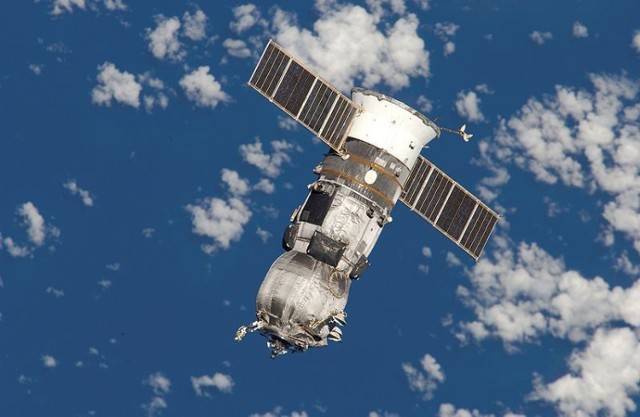 Statek Progress 17 na orbicie okołoziemskiej (http://commons.wikimedia.org/wiki/File:ISS-11_Progress_17_departs.jpg)
