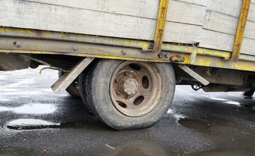 Przeładowana ciężarówka w fatalnym stanie technicznym zatrzymana na terenie powiatu grodziskiego! [FOTO]