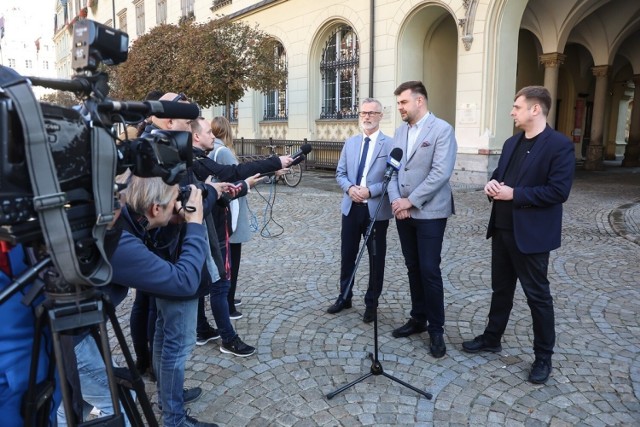 "Istotne jest sprawdzenie czy wspomniane zależności nie wpływały w żaden sposób na ceny bądź inne warunki związane z transakcjami na nieruchomościach Prezydenta Wrocławia" - piszą we wniosku miejscy radni.