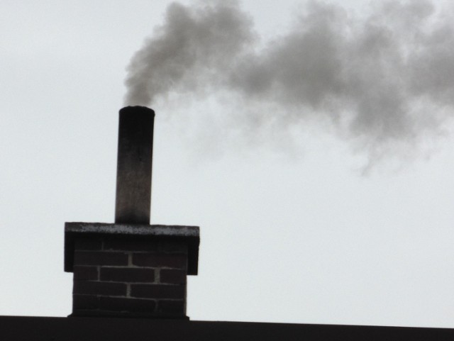 Czarny dym z kominów nie jest rzadkością w Oświęcimiu i Wadowicach. Ludzie często opalają domy śmieciami i nie odstraszają ich surowe kary, które może nałożyć straż miejska