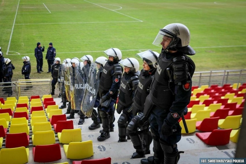 Podczas wtorkowych ćwiczeń policji na stadionie piłkarskim w...