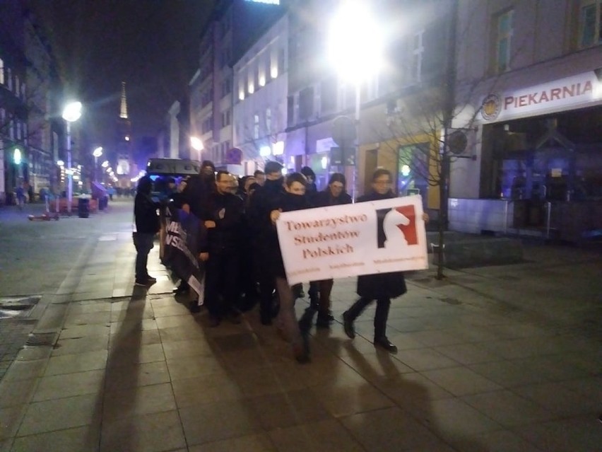 W Katowicach demonstrowali prawicowi studenci. Była też...