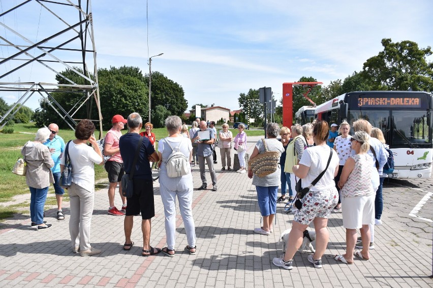 Malbork. Trzeci spacer z przewodnikiem PTTK. Tym razem mieszkańcy chodzili po cmentarzu i lesie 