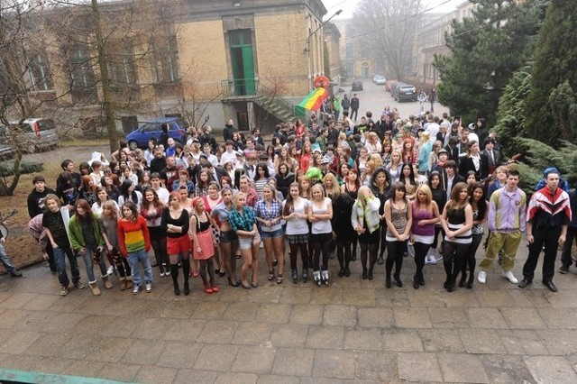 200 uczniów Zespołu Szkół Ponadgimnazjalnych nr 19 w Łodzi kręciło LipDub do piosenki "Póki na to czas" grupy De Mono.