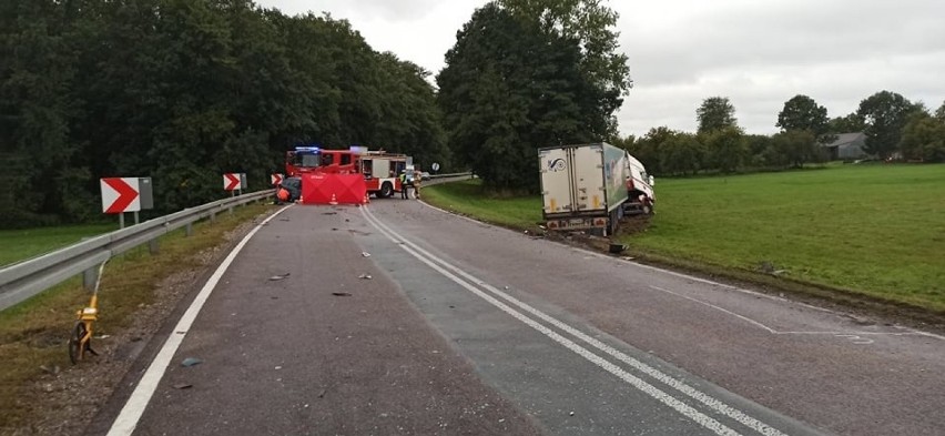 Śmiertelny wypadek na krajowej 19 w powiecie bialskim. "Zakleszczony kierowca bez funkcji życiowych" [WIDEO]