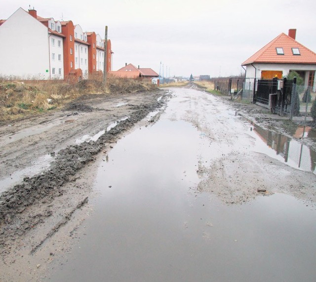 Sięgaczem ulicy Trzcińskiej trudno przejść suchą nogą