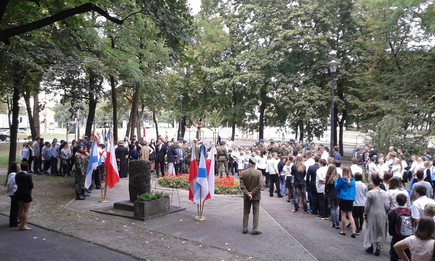 Na skwerze przy kościele św. Tomasza w Sosnowcu-Pogoni...