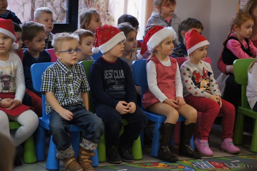 Słodka choinka i św. Mikołaj w bibliotece w Radomsku