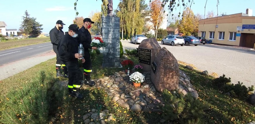 Druhowie złożyli kwiaty i zapalili znicze przy obelisku upamiętniającym strażaków, którzy odeszli na wieczną wartę