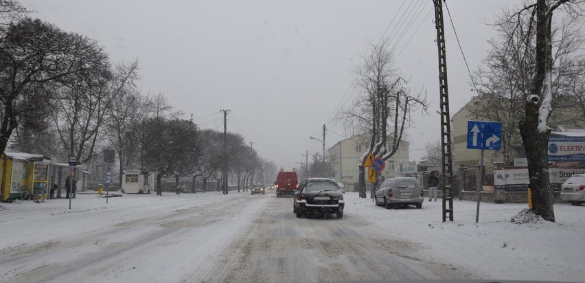 Sypie śnieg. Na ulicach w Zduńskiej Woli trudne warunki