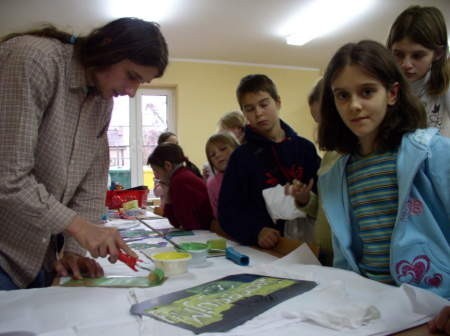 ,Eko-Inicjatywa&quot; planuje w rodowskiej zielonej szkole wiele zajęć edukacyjnych. Jednym z nich jest malowanie ekologicznych koszulek.Fot. Małgorzata Kamińska