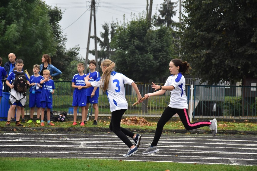 Festiwal sztafet na żnińskim stadionie.