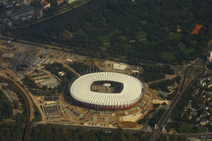 Stadion Narodowy stoi, a wokół &quot;W pustyni i w puszczy&quot;. Najnowsze zdjęcia z budowy