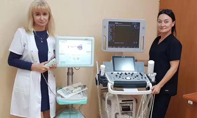 Od września w Szpitalu Specjalistycznym im. H. Klimontowicza w Gorlicach kobiety mogą wykonać biopsję mammotomiczną. Lek. med. Dorota Szymańska (po lewej) wyjaśnia:to rodzaj szybkiej diagnostyki piersi