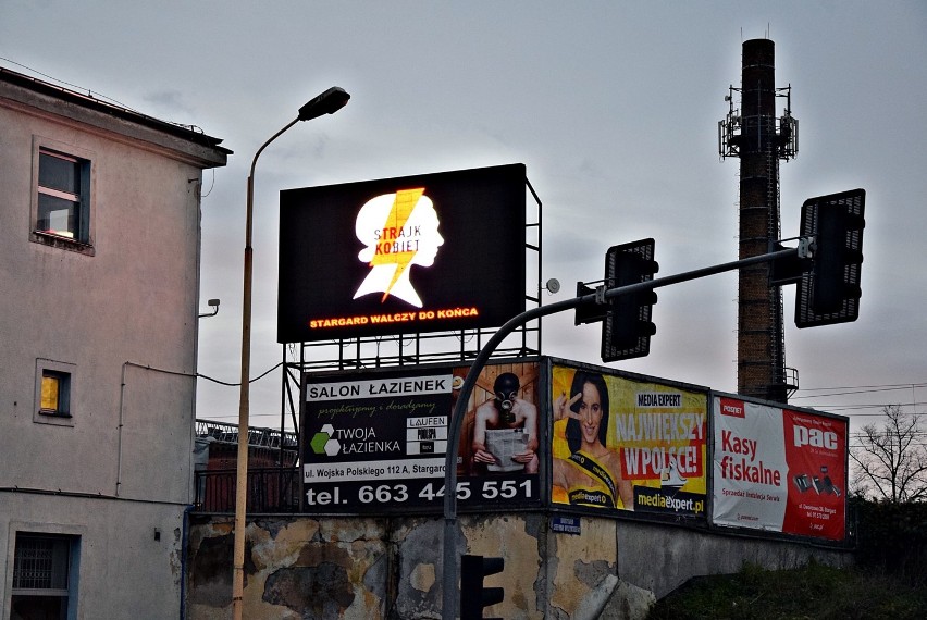 Protest kobiet w Stargardzie. Stargard walczy do końca na świetlnej reklamie w centrum miasta